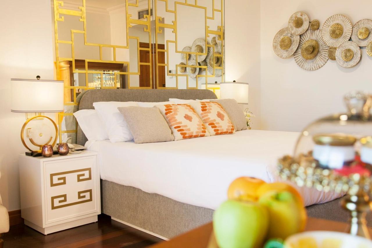 Habitación con cama grande y vistas al mar